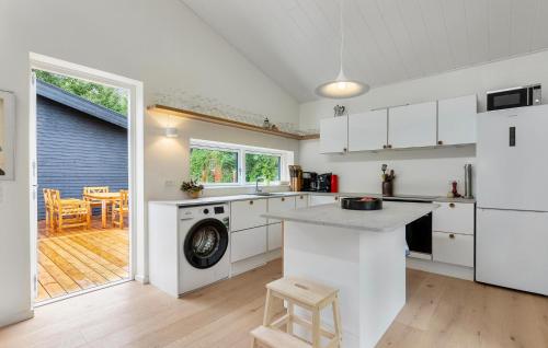 ห้องครัว, Amazing Home In Hundested With Kitchen in ฮันเดอสเทด