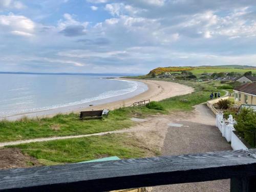 Зовнішній вигляд готелю, On The Beach-Uk7465 in Шандвік