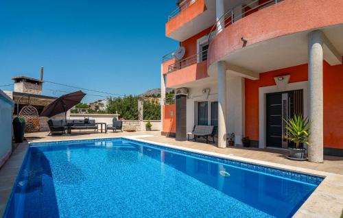 3 Bedroom Beautiful Apartment In Solin