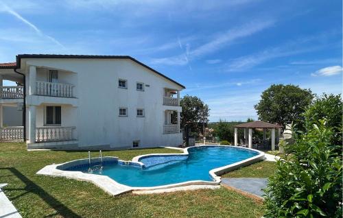 Piscina, Awesome Home In Porec in Radmani