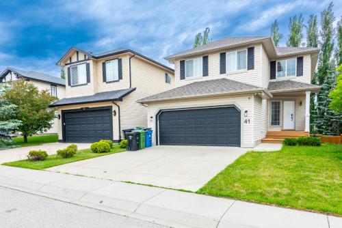 Valley Villa Spacious 5BD Getaway! Sleep 12, 1hr to Banff, 40 Mins Canmore, 5 mins to WinSport & Olympic park