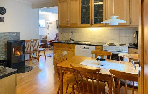 virtuve, Cozy Home In Åheim With House A Panoramic View (Cozy Home In Aheim With House A Panoramic View) in Hundsnes