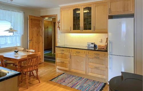 virtuve, Cozy Home In Åheim With House A Panoramic View (Cozy Home In Aheim With House A Panoramic View) in Hundsnes