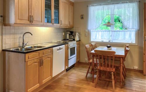 virtuve, Cozy Home In Åheim With House A Panoramic View (Cozy Home In Aheim With House A Panoramic View) in Hundsnes