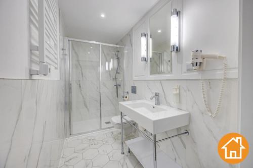 One-Bedroom Apartment image 4