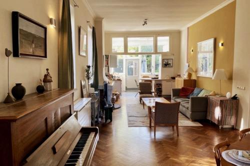 Authentic villa near Amsterdam and nature in โซซดุยเนน
