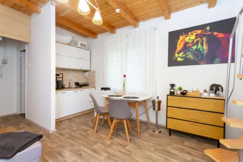 Hilltop Wellness Haven W AC & Jacuzzi by NW in Recsk