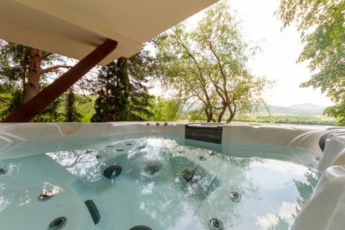 Hilltop Wellness Haven W AC & Jacuzzi by NW in Recsk