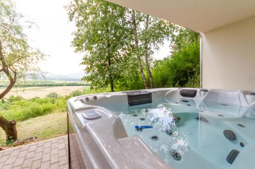 Hilltop Wellness Haven W AC & Jacuzzi by NW in Recsk