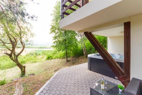 Hilltop Wellness Haven W AC & Jacuzzi by NW in Recsk