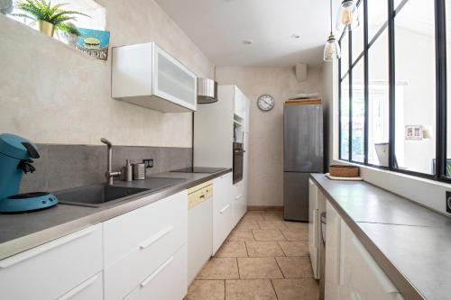 virtuve, Villa spacieuse avec piscine privée (Villa spacieuse avec piscine privee) in Saint-Bauzille-de-Putois