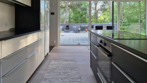 Vista exterior, Modern Architect House By Lake On Helgenæs in Knebel