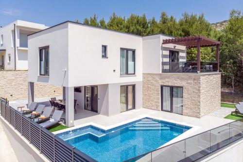Villa Nina - heated pool - near Omiš – khách sạn tại Naklice