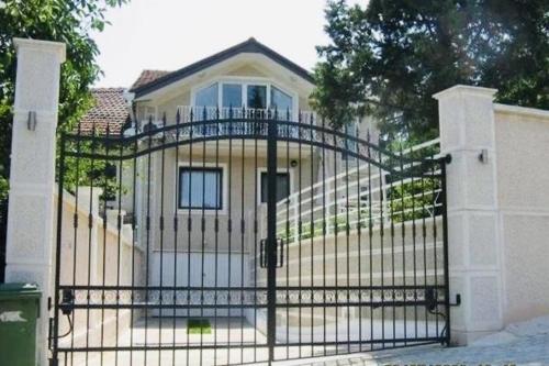 An excellent house for rent in quiet area, Skopje (zdjęcie 2)