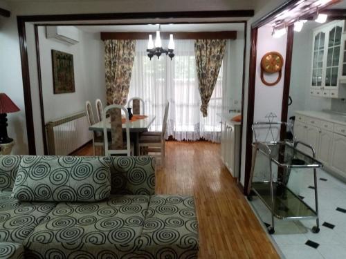 An excellent house for rent in quiet area, Skopje (zdjęcie 8)