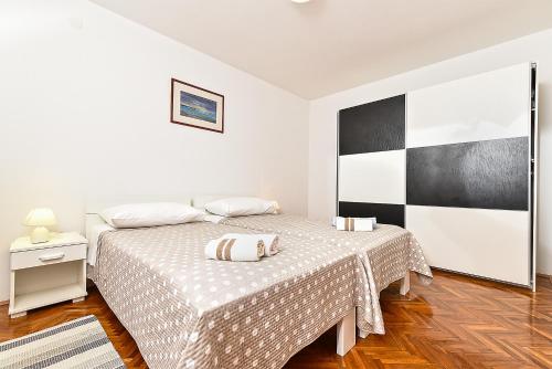 One-Bedroom Apartment image 9