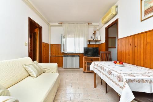 One-Bedroom Apartment image 7