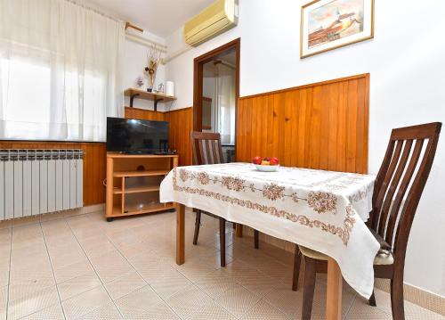 One-Bedroom Apartment image 2