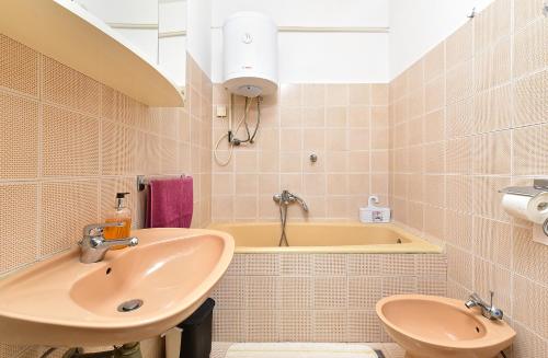 One-Bedroom Apartment image 4