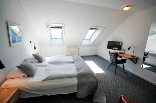 Shared lounge/TV area, Hotel Søparken in Abybro