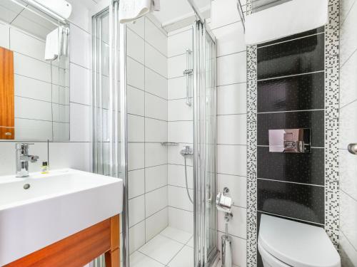 Budget Double Room image 6