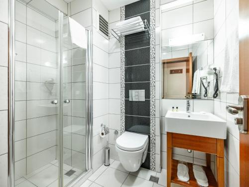 Standard Twin Room image 6