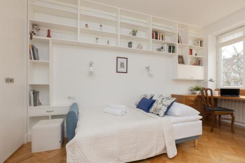 Studio with Sofa Bed image 6