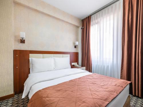 Standard Double Room image 10