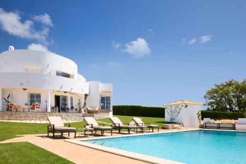 Exterior view, Casa Rosa dos Ventos in Guia