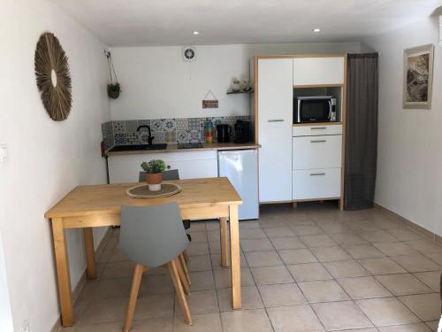 Garden level, pool access, La Massane in Vallabrix
