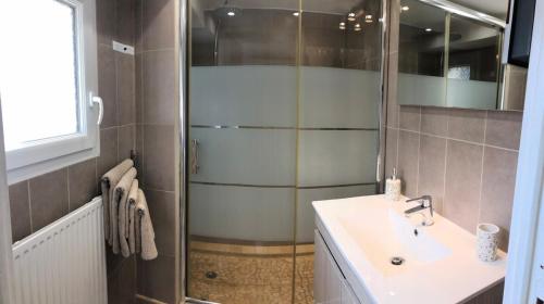 Garden level, pool access, La Massane in Vallabrix