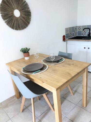 Garden level, pool access, La Massane in Vallabrix