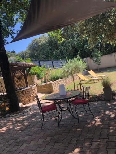 Garden level, pool access, La Massane in Vallabrix