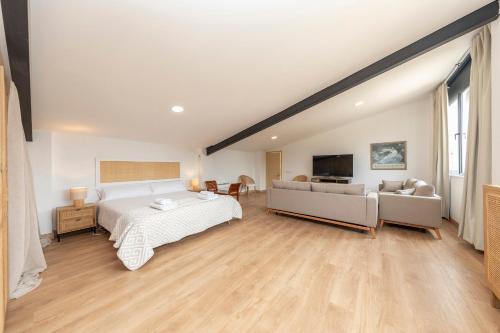 1 queen bed, 2 sofa beds