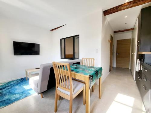 One-Bedroom Deluxe Apartment image 5