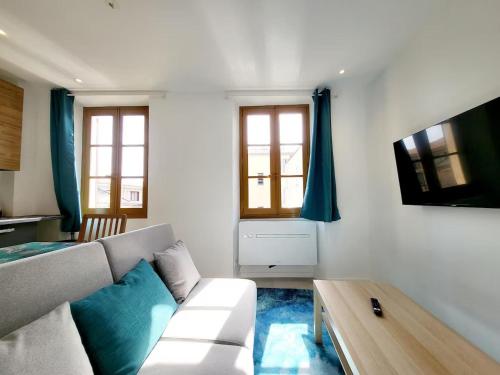 One-Bedroom Deluxe Apartment image 4