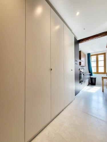 One-Bedroom Deluxe Apartment image 2