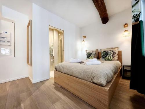 One-Bedroom Apartment image 9