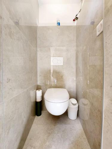 One-Bedroom Apartment image 2
