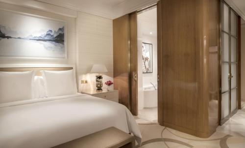 Deluxe King Room image 6