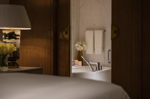 Deluxe King Room image 7