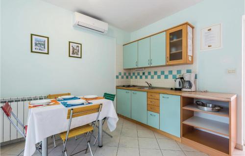 kuhinja, Cozy Apartment In Moscenicka Draga in Sveti Petar