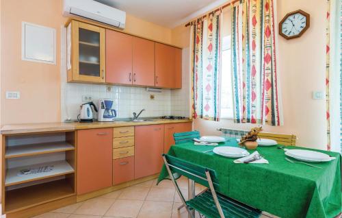 kuhinja, 1 Bedroom Stunning Apartment In Moscenicka Draga in Sveti Petar