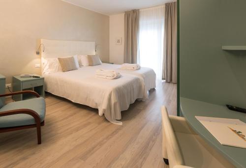 Double or Twin Room image 4