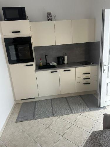 Studio Apartment image 10