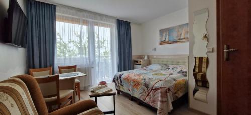 1 queen bed, 1 sofa bed