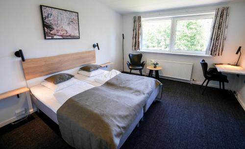2 twin beds, 1 futon bed