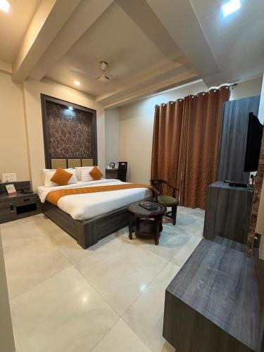 Hotel Ozas Grand near Ganga Aarti