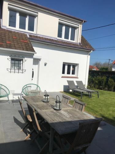 Maison lumineuse avec jardin & parking clos in เลอตูเกต์