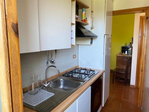 virtuve, Orchidea Retreat - View of Mountains & Vines in Poggio Picenze
